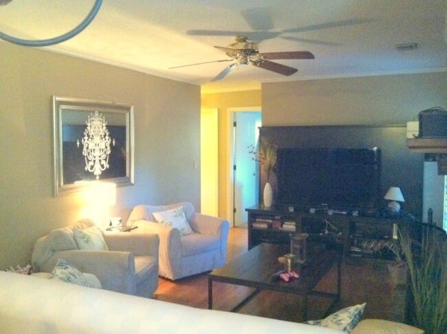 Building Photo - 3BR/2BA Home with Fireplace and Fenced Yar...
