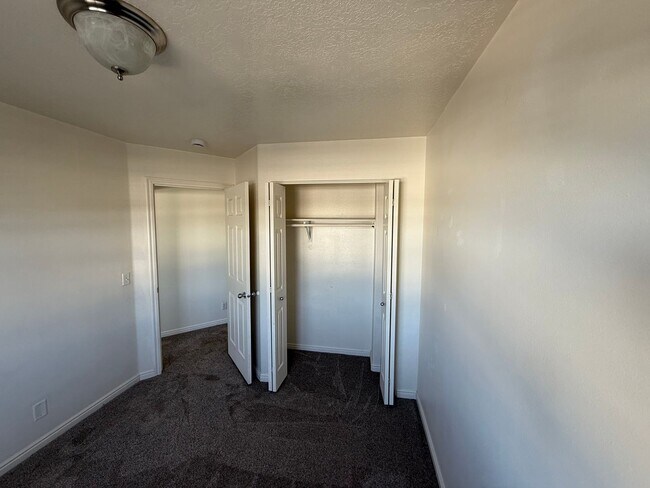 Building Photo - Stunning Townhome!