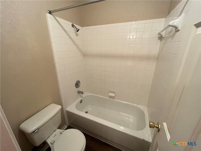 Building Photo - 2523 Creek Dr