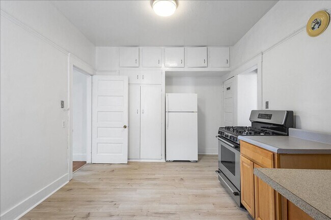 Building Photo - 3014 Encinal Ave