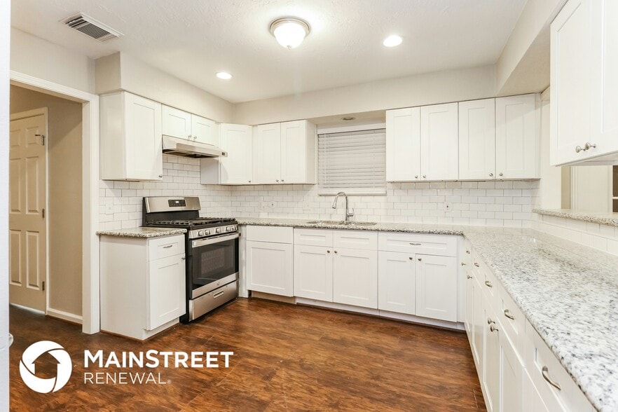 Building Photo - 647 Mosswood Dr