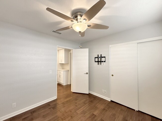 Building Photo - 5 Cll Rienda