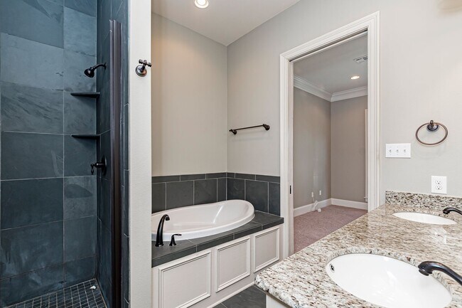 Building Photo - 3 Bedroom Townhome Available Now Near Old Goodwood!