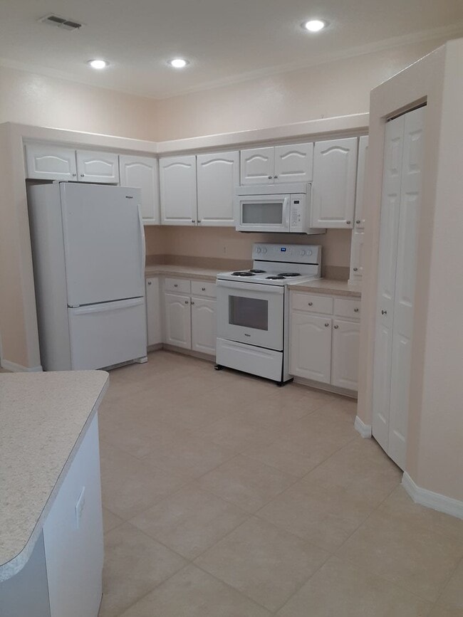 Building Photo - Beautiful & Private Residence