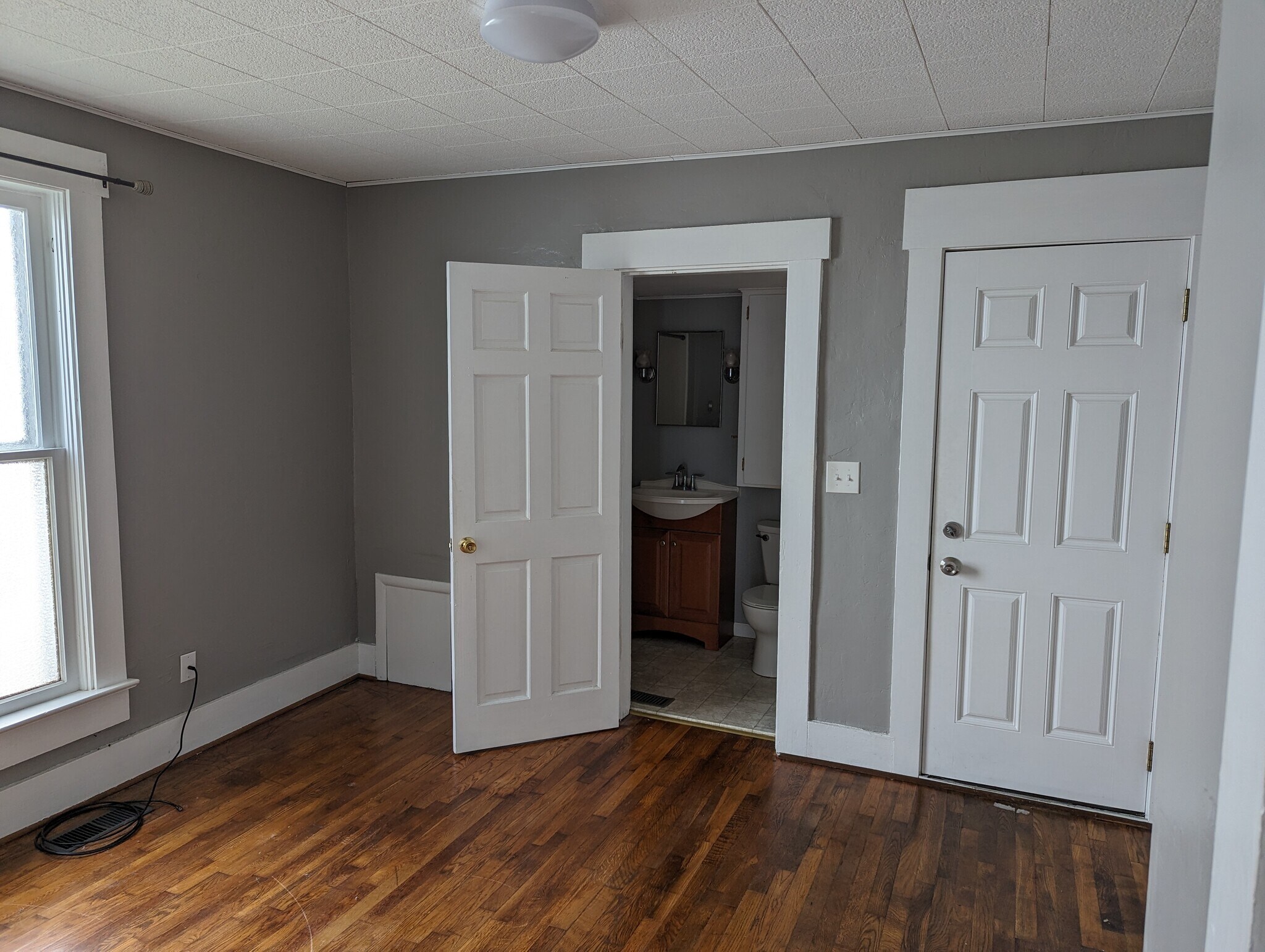 Downstairs Bedroom & Bathroom - 23 N Main St