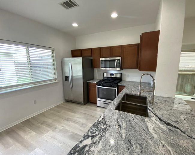 Building Photo - Modern Comfort Meets Ideal Location - 3BR/...