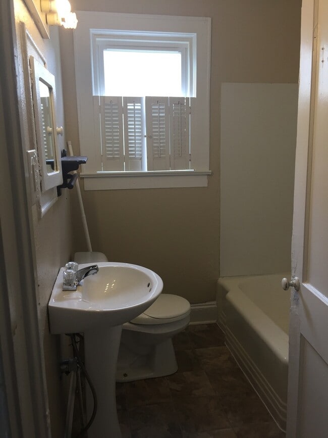 Building Photo - 1400- B Summit Ave