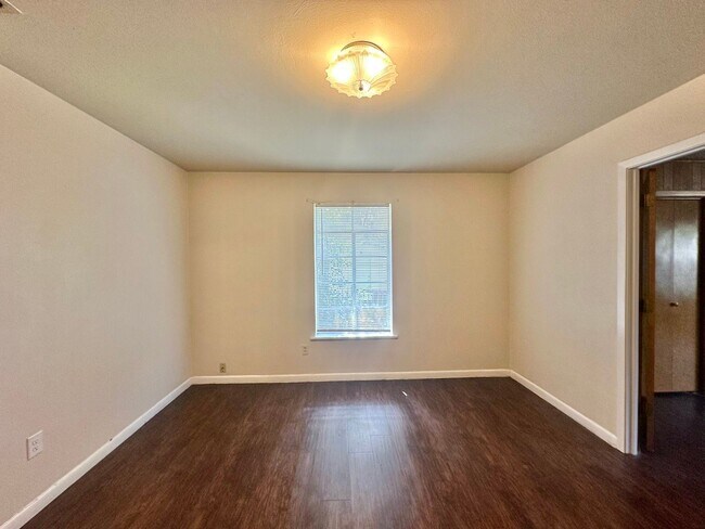 Building Photo - Spacious 3 bedroom 2 bathroom home in Tyler!