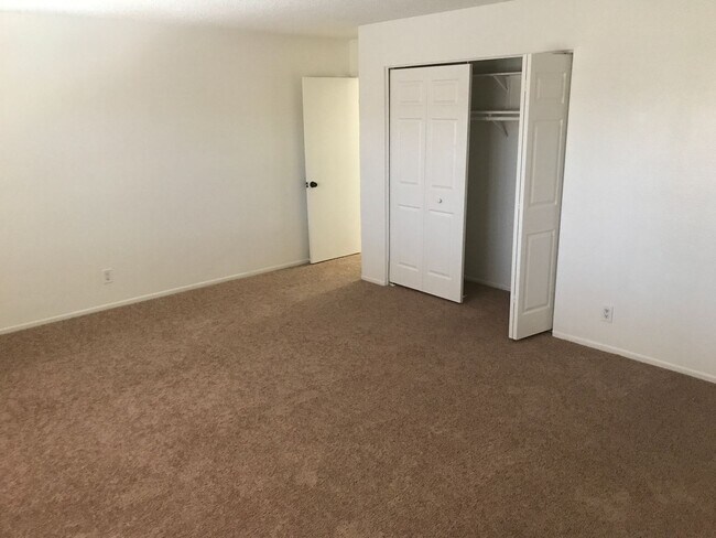 Building Photo - 2 Story, 5 Bedrooms, 2.5 Bathroom, Pool