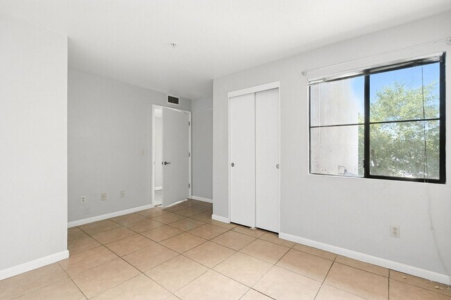 Building Photo - Walking Distance to ASU!