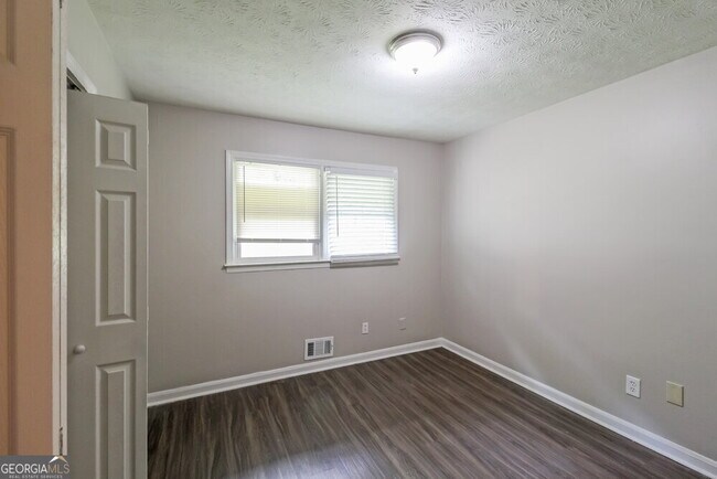 Building Photo - 7006 Knollwood Dr