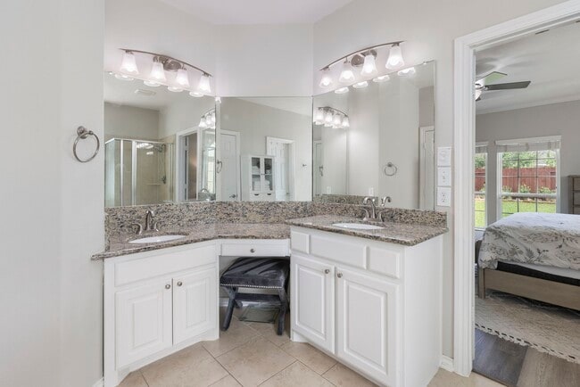 Building Photo - 6223 Pinewood Heights Dr