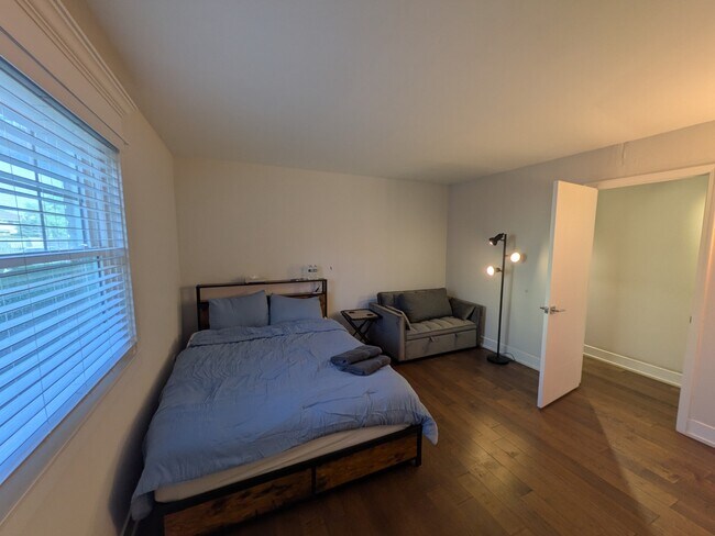 Building Photo - Newly Renovated 1-Bedroom Condo in the Hea...