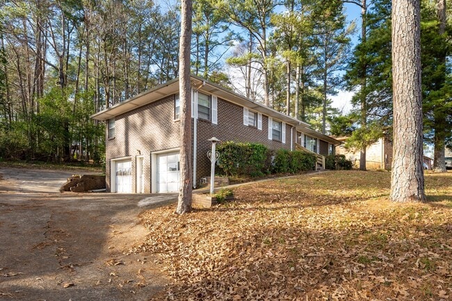 Building Photo - Newly renovated, spacious and versatile house waiting to be a home!