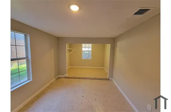 Building Photo - 2506 Greencrest Dr