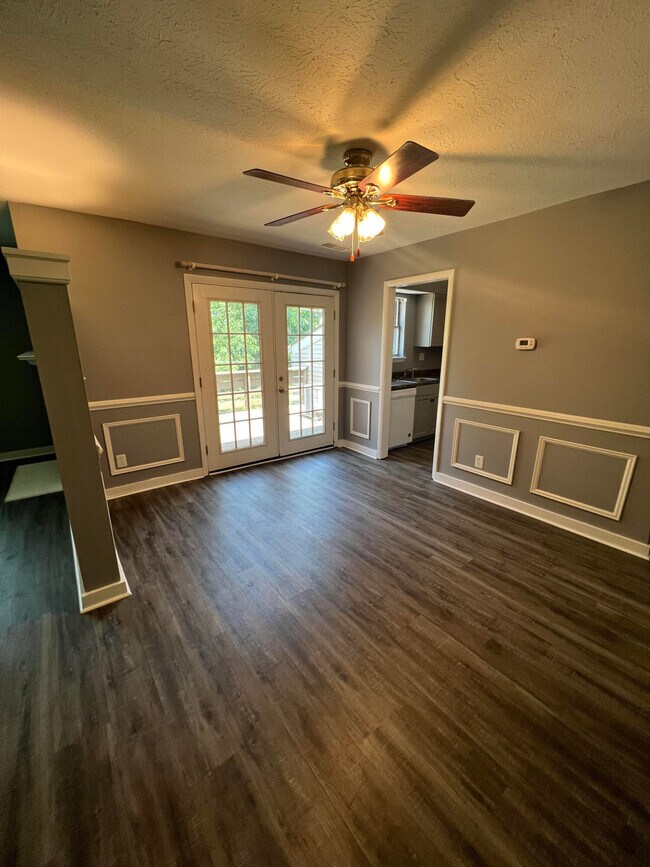 Building Photo - 421 Redding Rd