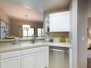 Building Photo - "Charming 2-Bedroom Retreat in Santa Clara - 920 Sq Ft of Comfort & Convenience!"