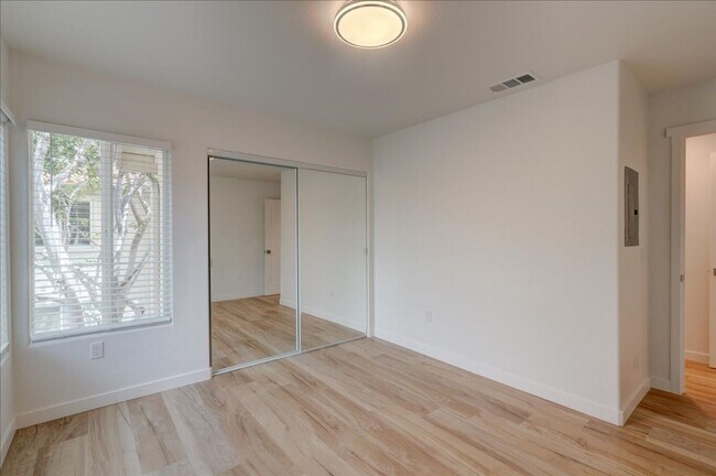 Building Photo - 545 Lands End Way