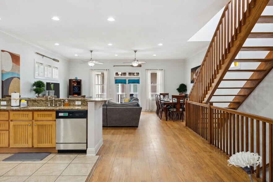 Building Photo - 6226 Thomas Dr