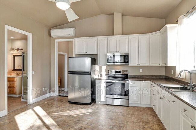 Building Photo - 2861 Eastview Terrace