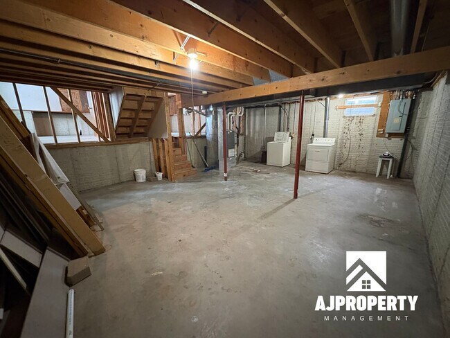 Building Photo - 5801 W Coughran Ct