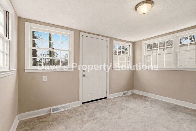 Building Photo - Beautifully updated and ready for its new tenants!
