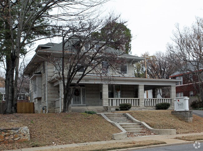 Building Photo - 1582 Poplar Ave