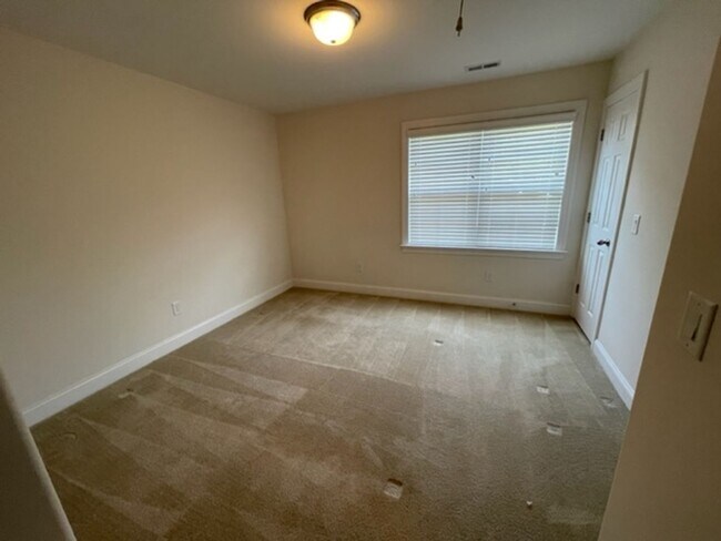 Building Photo - Townhouse / Burlington