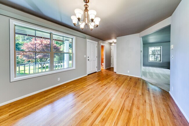 Building Photo - Beautiful Downtown Home
