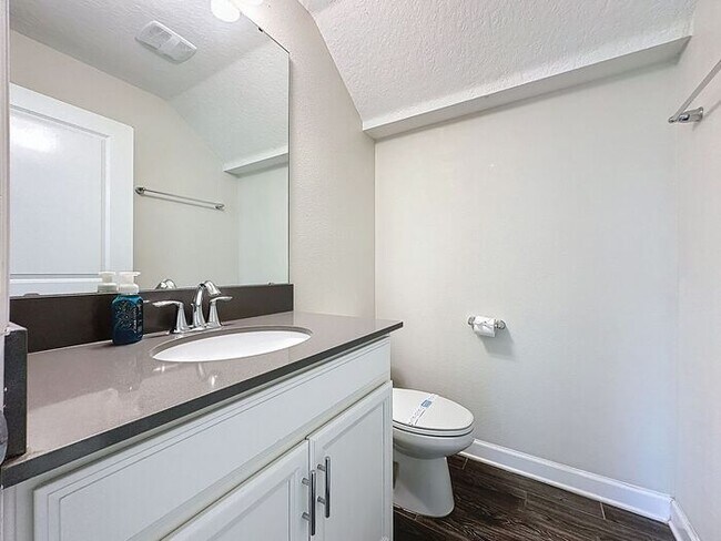 Building Photo - Beautiful Furnished townhome in Vistas of ...