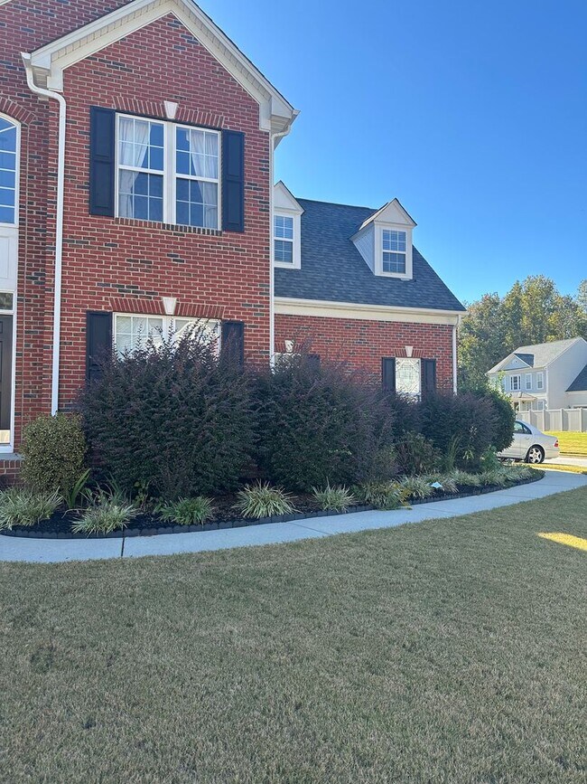 Building Photo - Prime Location, Five Forks! Lease only