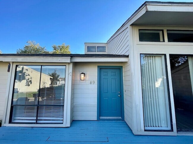 Building Photo - 49 April Point Dr N