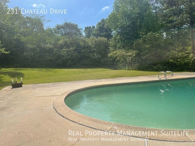 Building Photo - Classic Ranch with Pool-5 Minutes to Trili...