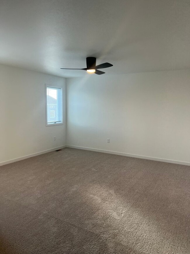 Building Photo - 3 Bed 2.5 Bath Single Family Home