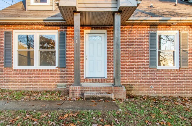 Building Photo - 4 Bedroom Pet Friendly Home For Rent On a Large Corner Lot!