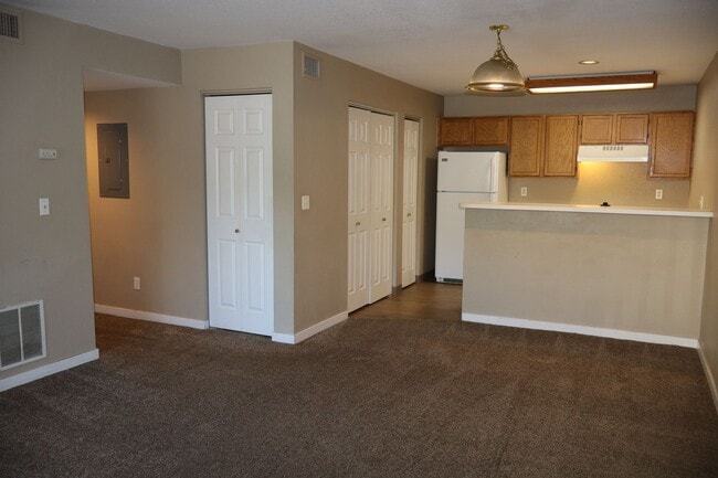Building Photo - Convenient & Comfortable Condo Living Near...