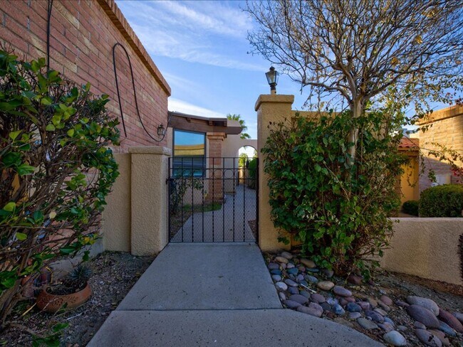 Building Photo - 3 Bedroom 2 Bathroom with Community Pool!!