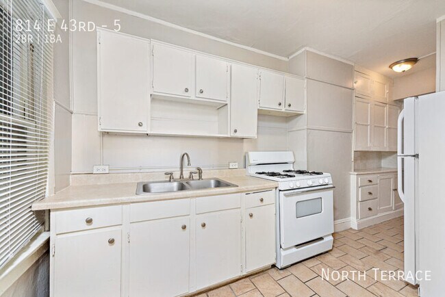 Building Photo - 814 E 43rd-5