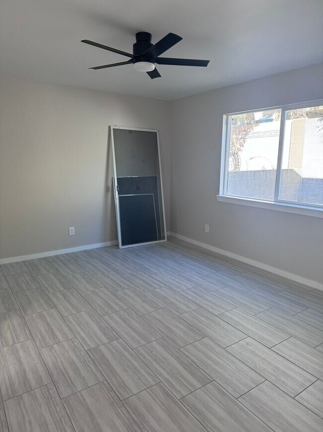 Building Photo - Foothills Townhouse 2 Bedroom 2 Bath with 2 Car Garage