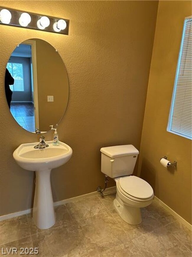 Building Photo - Beautiful 3 bedroom w loft 2.5 bath townho...