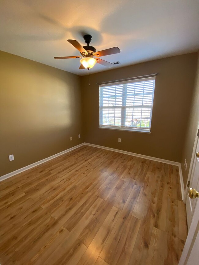 Building Photo - Fletcher - Updated Townhome with fenced pa...