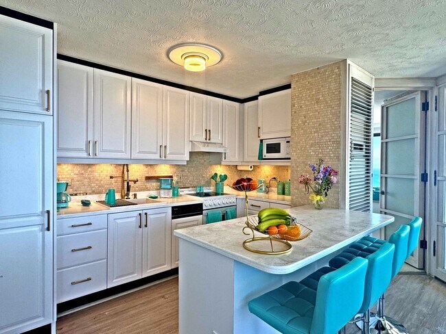 Building Photo - Luxury Waikiki Condo | Sweeping Pacific Vi...