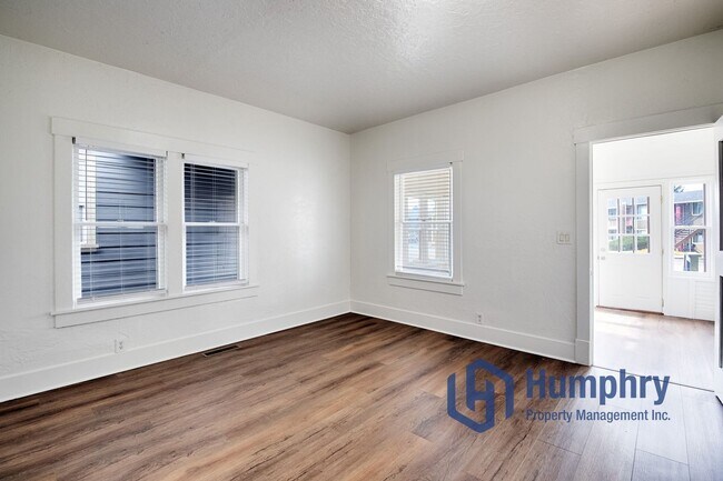 Building Photo - Charming home within walking distance to the greenbelt.