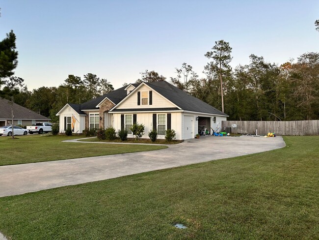 Building Photo - Spacious 4BR/3BA Home with 3-Car Garage, Fireplace & Fenced Yard in Knights Mill