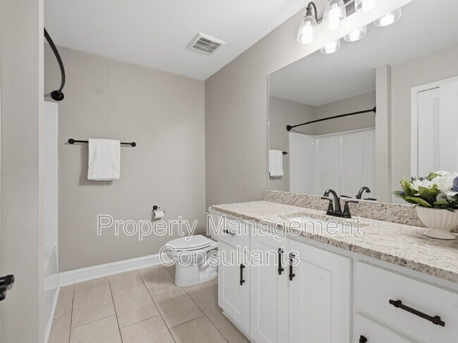 Building Photo - 14735 Commonwealth Dr