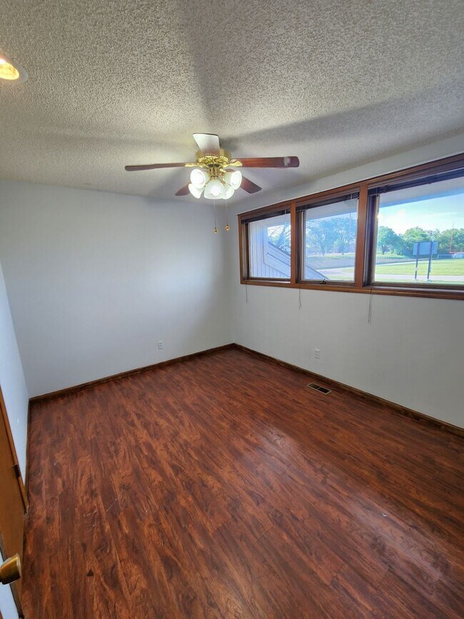 Building Photo - Nice 3BR, 1.5BTH half duplex near schools ...