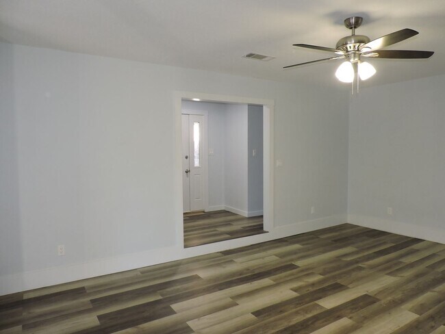 Building Photo - Lots of updates!