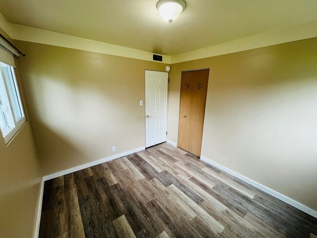 Building Photo - 3 bedroom home centrally located!