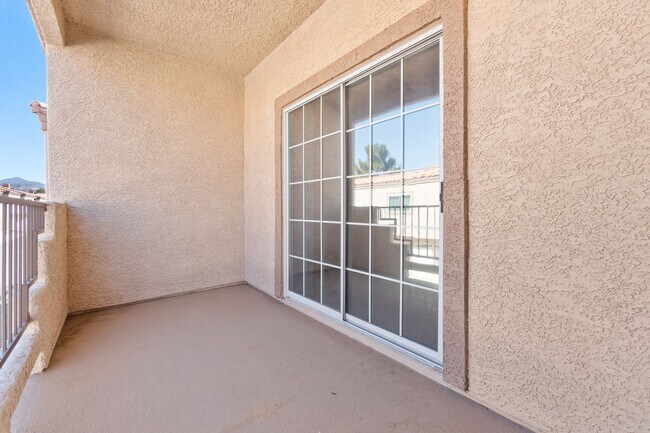 Building Photo - Gorgeous 2 Bedroom Townhome with attached ...