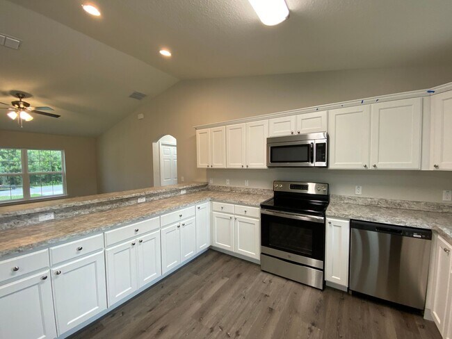 Building Photo - Custom Home - Desirable SE Ocala Neighborh...